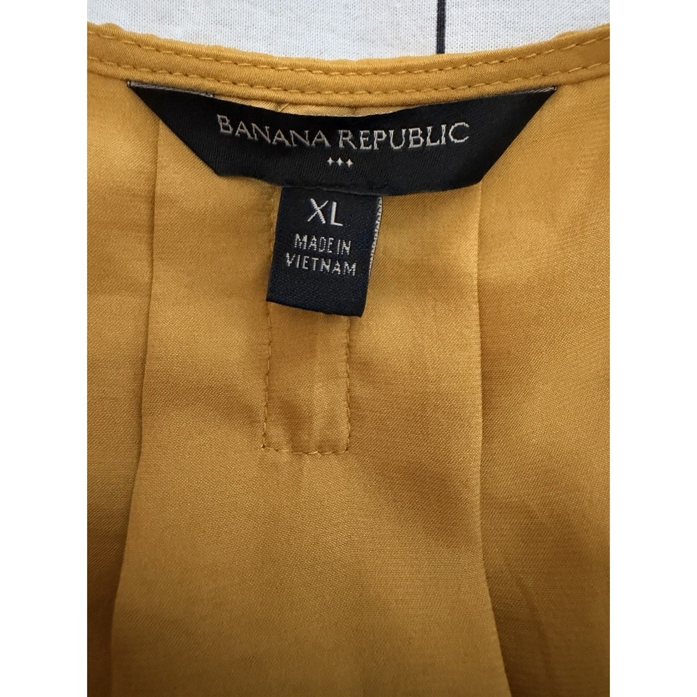 Banana Republic Satin Pleated V Neck  Tank Top Womens XL Gold Sleeveless Classic - Picture 2 of 6